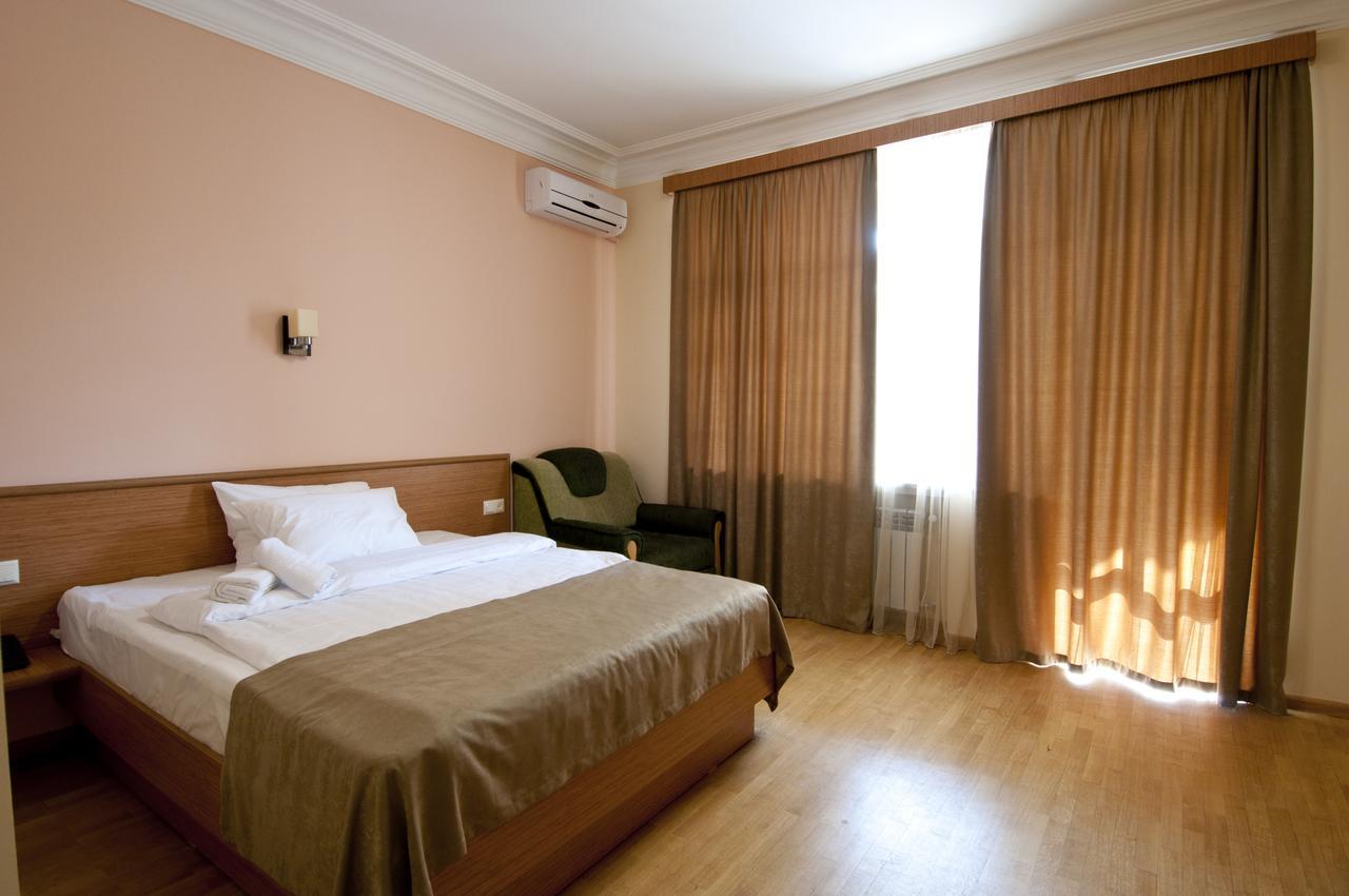 Albert House Hotel And Tours Yerevan Exterior photo