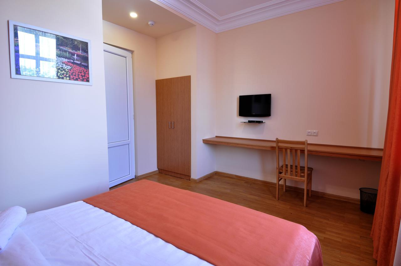 Albert House Hotel And Tours Yerevan Exterior photo