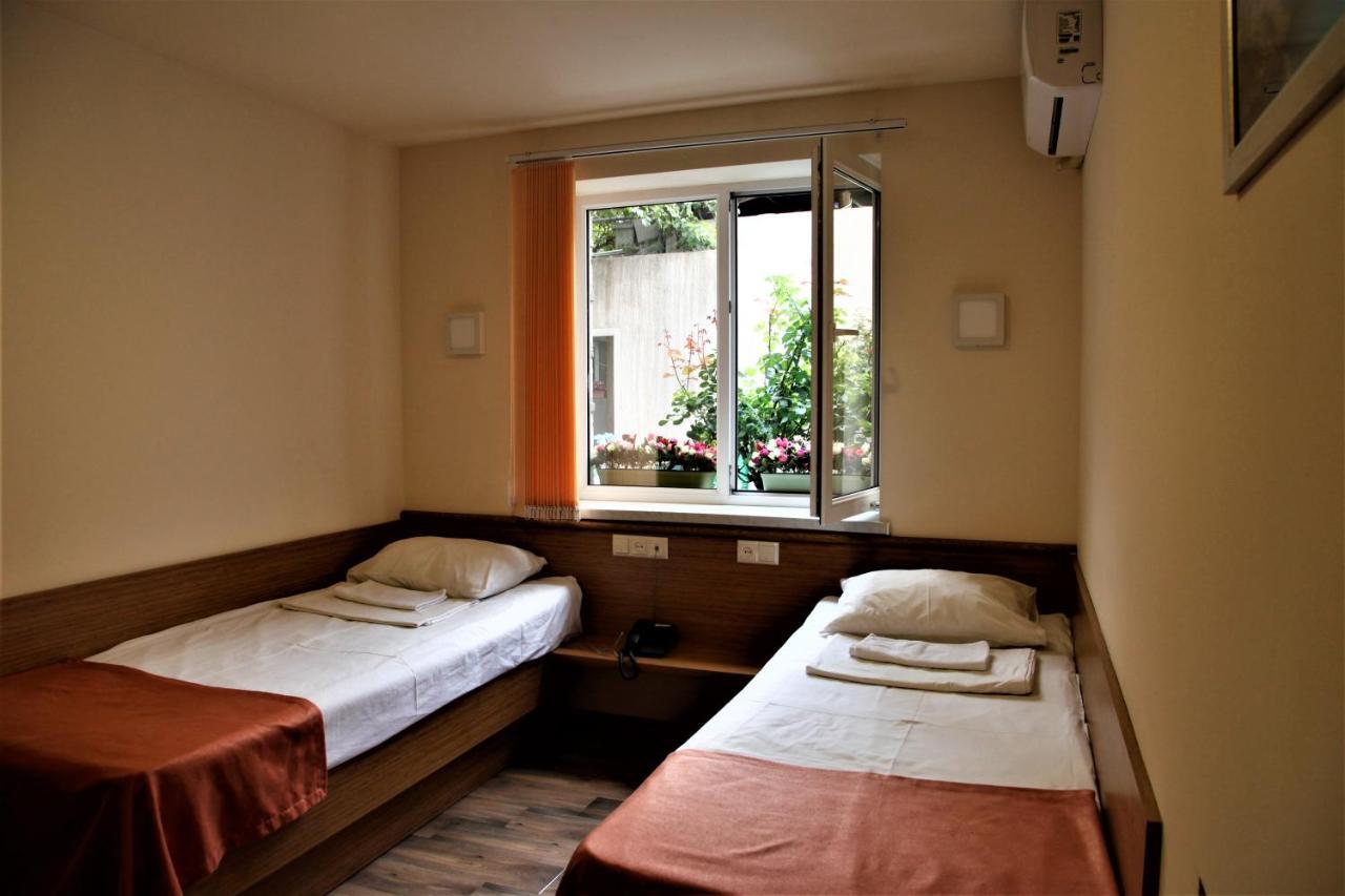 Albert House Hotel And Tours Yerevan Exterior photo